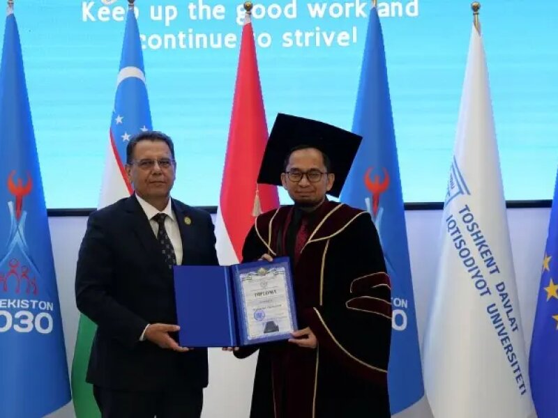 Ustadz Adi Hidayat Raih Gelar Profesor Kehormatan dari Universitas Uzbekistan
