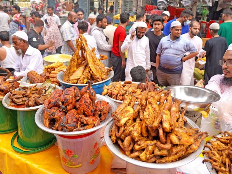 Setelah Dua Tahun Mati Suri, Pasar Iftar Bangladesh Ramai Kembali