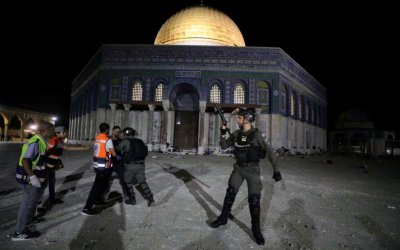 Polisi ‘Israel’ Bentrok dengan Jamaah Shalat Tarawih di Pintu Masuk Al Aqsa