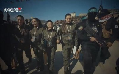 Al-Qassam Menyiarkan Cuplikan Penyerahan Tawanan Wanita “Israel”