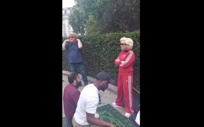 Ganggu Muslim Shalat di Taman, Aktivis Sayap Kanan Inggris Dikecam