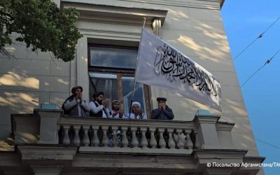 Diakui Rusia, IIA Kibarkan Bendera Tauhid di Kedubes Moskow