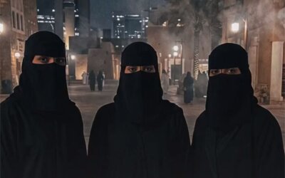 Tiga Perempuan Saudi Injak Niqab, Kampanye 2030 Tanpa Niqab Memanas