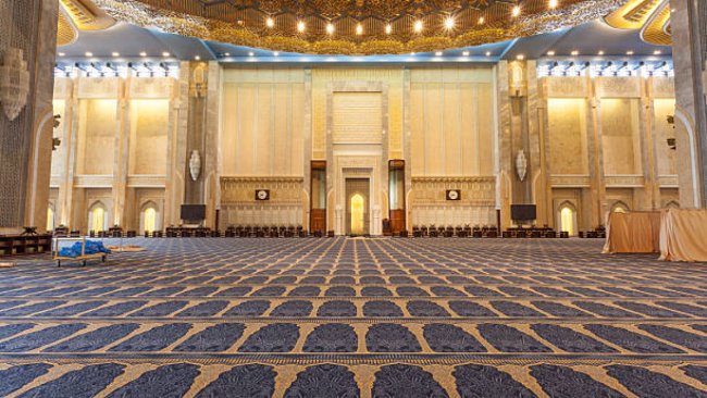 Kuwait melarang imam membaca Qur&#8217;an dari ponsel selama shalat