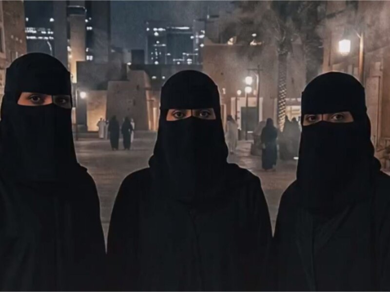Tiga Perempuan Saudi Injak Niqab, Kampanye 2030 Tanpa Niqab Memanas