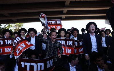 Massa Yahudi Ultra Ortodok Gelar Demonstrasi Tolak Wajib Militer ‘Israel’