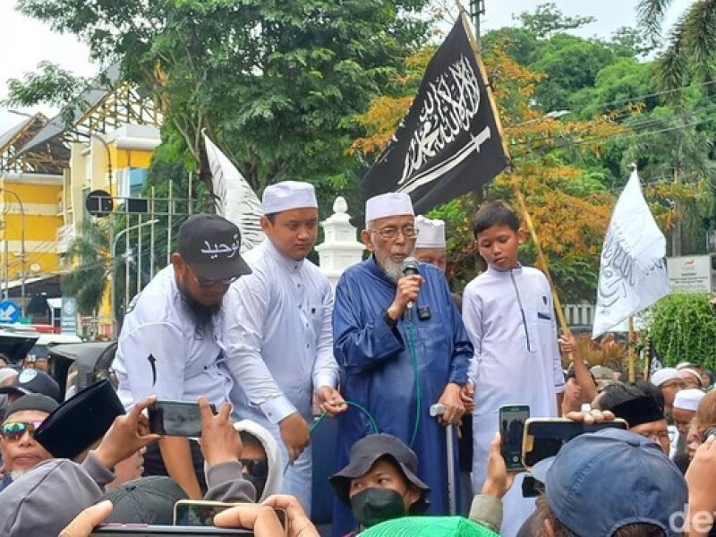 Ustadz Abu Bakar Ba'asyir ikut dalam aksi unjuk rasa di Solo kutuk pembakaran Al-Qur'an