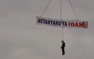 Warga ‘Israel’ Marah, Turki Gantung ‘Netanyahu’ Pakai Crane