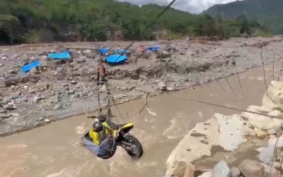 Wabup Aceh Tengah Nyaris Terjatuh ke Sungai Saat Meninjau Lokasi Banjir, Akses 14 Titik Longsor Masih Terputus
