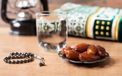 Rahasia Sehat Berbuka Puasa: Mengapa Harus Dimulai dengan Kurma dan Air?