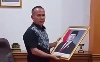 Wakil Ketua DPRD Sukabumi Turunkan Foto Gibran, Singgung Fakta Persidangan MK soal Ijazah