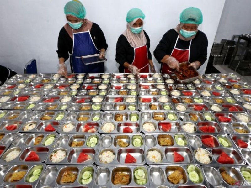 Ekonom Kritik MBG Tetap Jalan Saat Libur Sekolah: Dinilai Tak Logis dan Berpotensi Hamburkan Rp7,9 Triliun