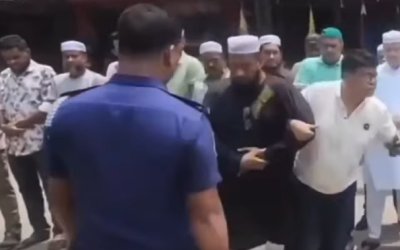 Kondisi Dhaka Memanas, Polisi Bangladesh Seret Paksa Imam yang Sedang Menyalatkan Jenazah
