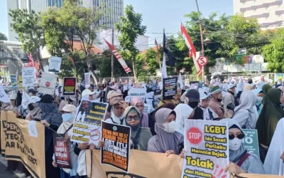 Ribuan Massa Padati Jalan Gubernur Suryo Surabaya, Serukan Penolakan terhadap LGBTQ