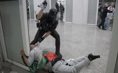 Usai Mendarat, Aktivis Gaza Flotilla Dipukul dan Diseret Polisi di Bandara Spanyol