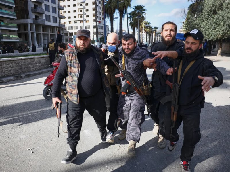 Protes Pengeboman Tempat Ibadah, Massa Alawi Bentrok dengan Aparat Suriah