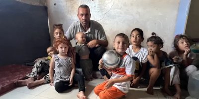 Gugur karena Lapar: Derita Seorang Kakek Gaza yang Merawat 14 Cucu Yatim