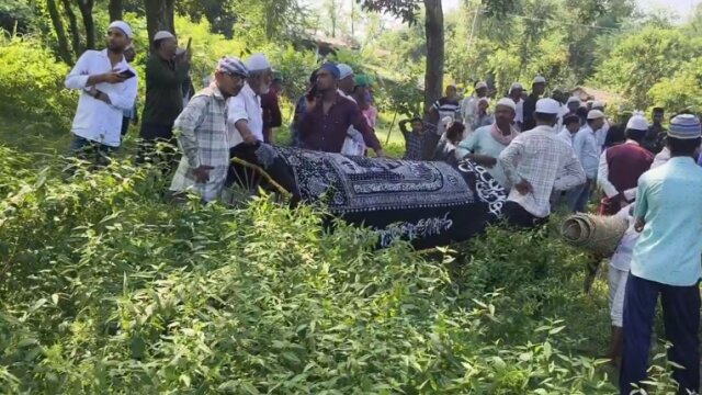 Ditolak Lewati Desa Hindu, Jenazah Muslim di Bihar Dibawa Menyeberangi Sungai