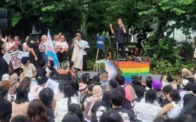 Viral, bendera LGBT terbentang di kawasan Monas saat aksi massa