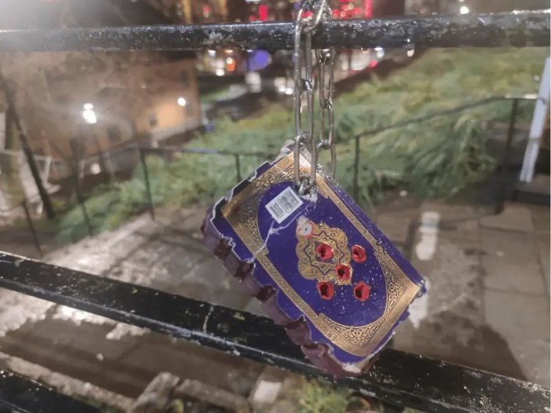 Al Quran yang Dilubangi 6 Peluru Digantung di Masjid Stockholm