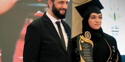 Tampil Memukau Saat Pidato, Warga Sambut Antusias Wisuda Istri Presiden Suriah