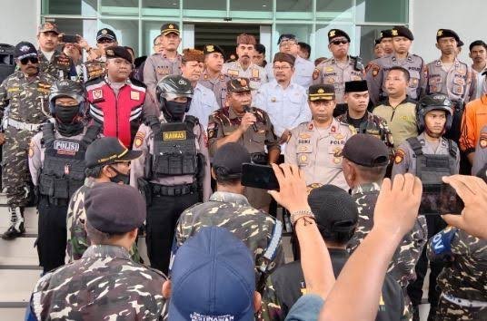 Tak Terima Gambar Wajah Gus Irsyad di Cup Kopi Dicoret, Ratusan Anggota Banser Geruduk Pendopo Pasuruan