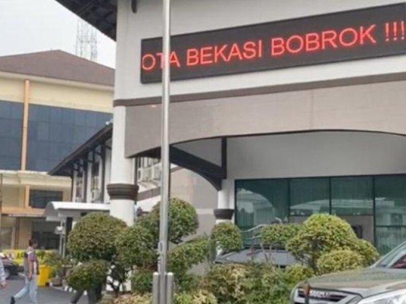Heboh, running teks Asrama Haji Bekasi bertuliskan "Plt Wali Kota Bekasi Bobrok!!!"
