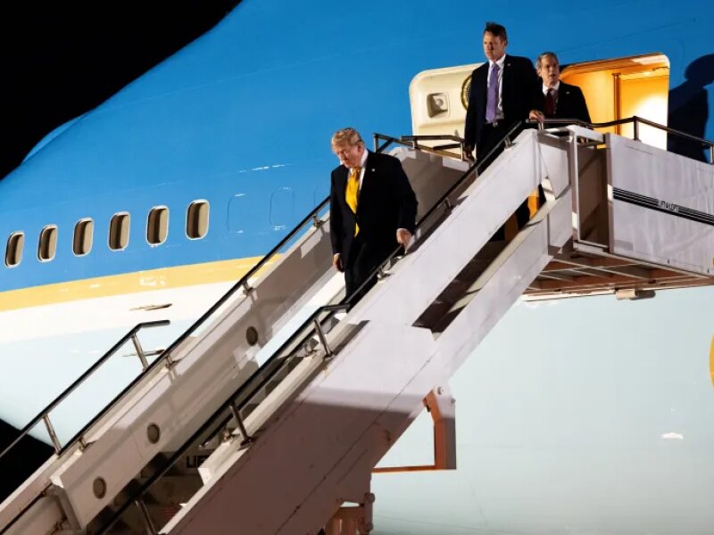 Trump Diam-Diam Tinggalkan Air Force One, Ratusan Penumpang Diduga Jadi "Umpan"