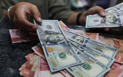 Rupiah Tak Hanya Melemah dari Dolar AS, Kini Kalah Pamor dari Ringgit dan Dolar Singapura