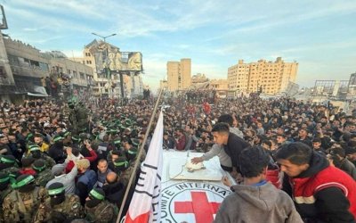 [FOTO] Rakyat Palestina Rayakan Keberhasilan Pertukaran Tahanan di Tengah Reruntuhan Gaza
