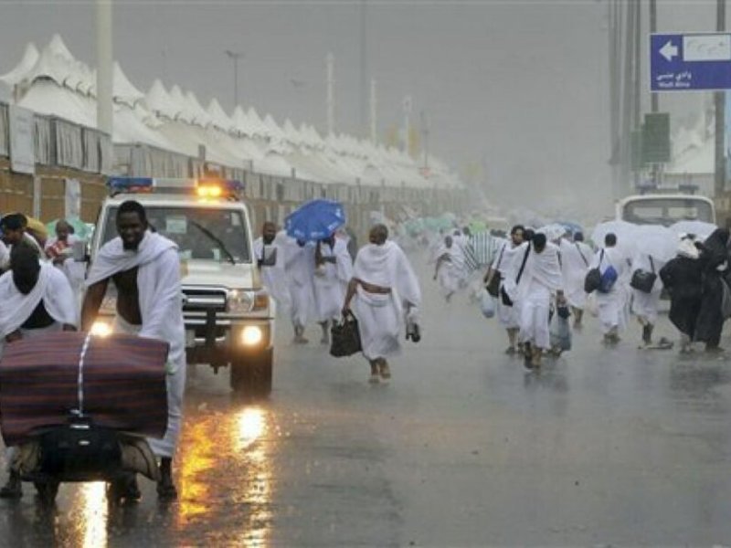 Hujan deras mengguyur jemaah saat menunaikan ibadah umrah