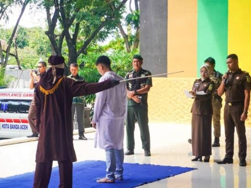 Kejari Banda Aceh Eksekusi Hukuman Cambuk terhadap Enam Pelanggar Qanun Syariat Islam