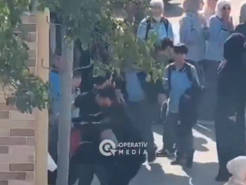 Solidaritas untuk Siswi Berhijab, Siswa Azerbaijan Jebol Gerbang Sekolah