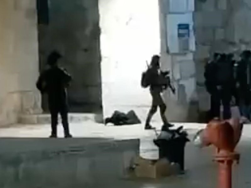 Pasukan “Israel” Bunuh Pemuda Palestina di Gerbang Masjid Al-Aqsa