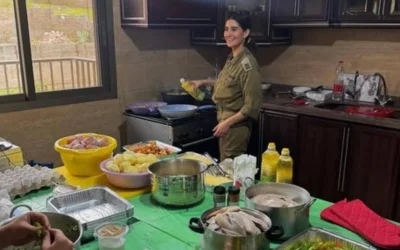 Viral Foto Tentara 'Israel' Memasak di Rumah Warga Lebanon Picu Kemarahan Publik