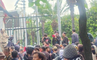 Memanas! Massa Aksi Tolak Revisi UU Pilkada Jebol Pagar Gedung DPR