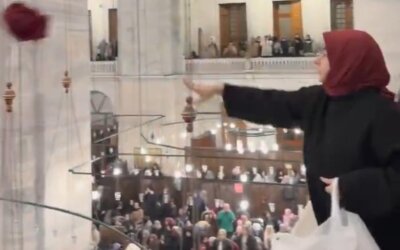 Protes Penutupan Al-Aqsa, Perempuan Turki Buang Kerudung ke Tengah Pria Shalat