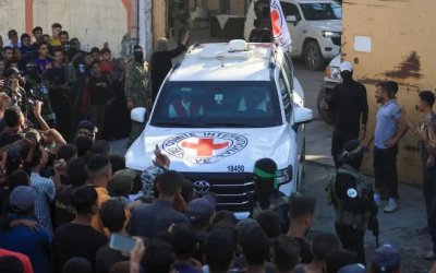 Pertukaran Tahanan Dimulai, Hamas Serahkan 7 Tahanan “Israel” dalam Kesepakatan Thufan Al-Aqsha