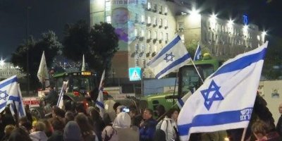 ‘Pemerintahan Gila!’: Keluarga Tawanan ‘Israel’ Gelar Demo Besar-besaran di Tel Aviv, Blokir Jalan Raya