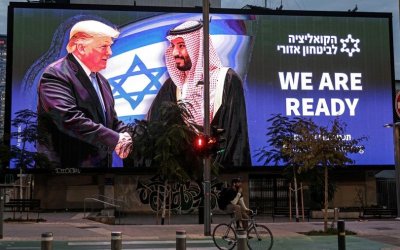 Reklame Trump – MBS Salaman Berlatar Bendera ‘Israel’ Muncul Dimana-Mana, Ada Apa?