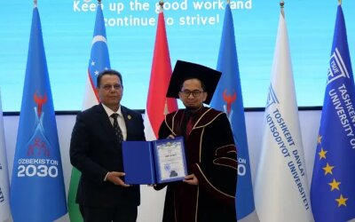 Ustadz Adi Hidayat Raih Gelar Profesor Kehormatan dari Universitas Uzbekistan