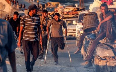 Dipaksa Mengungsi di Bawah Bom, Warga Gaza Utara Tidur di Tanah