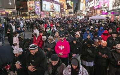 Puluhan Muslim berkumpul di Times Square untuk laksanakan shalat Tarawih