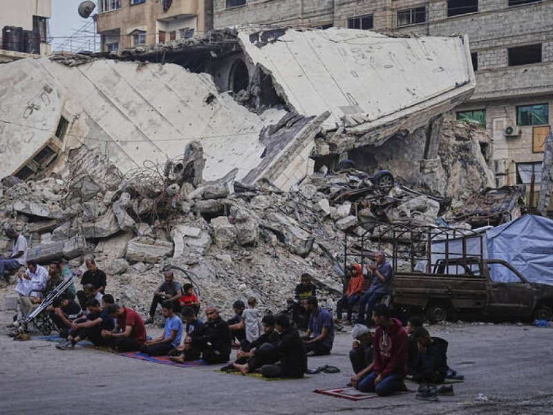 Gaza Rayakan Iduladha dengan Salat di Antara Reruntuhan Bangunan dan Makanan yang Semakin Langka