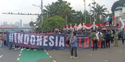 Mahasiswa Demo di DPR, Bawa Spanduk “Indonesia Sold Out” dan Bendera One Piece
