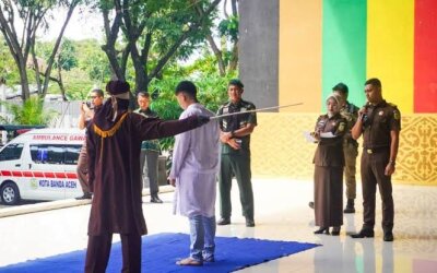 Kejari Banda Aceh Eksekusi Hukuman Cambuk terhadap Enam Pelanggar Qanun Syariat Islam