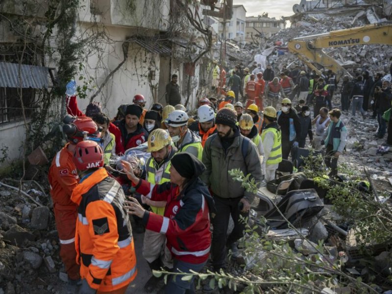 Allahu Akbar! Ibu dan anak berhasil dikeluarkan dengan selamat dari reruntuhan 228 jam pasca gempa