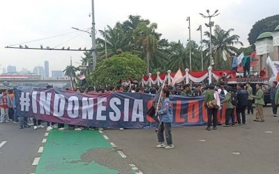 Mahasiswa Demo di DPR, Bawa Spanduk “Indonesia Sold Out” dan Bendera One Piece