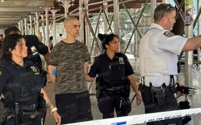 Teriakkan "Allahu Akbar", Pria Bersenjata Pisau Tikam Dua Orang di Depan Sinagoge New York