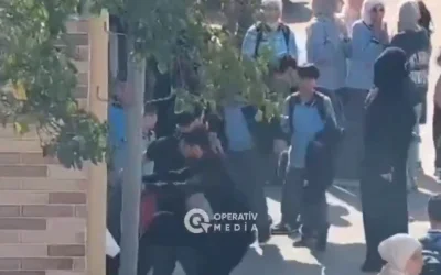 Solidaritas untuk Siswi Berhijab, Siswa Azerbaijan Jebol Gerbang Sekolah